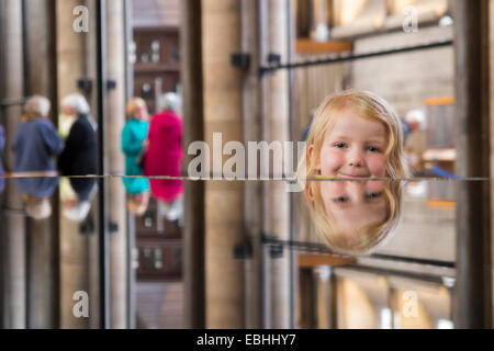 4 vier Jahre jungen Mädchen Gesicht Reflektion / Reflexion / reflektieren in der Schriftart "lebendiges Wasser". Salisbury Kathedrale Wiltshire UK