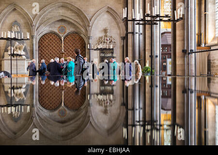 Innenansicht der Kathedrale /nave / Reflection / Reflexion / reflektieren in der Schriftart "lebendiges Wasser" Salisbury Kathedrale Wiltshire UK