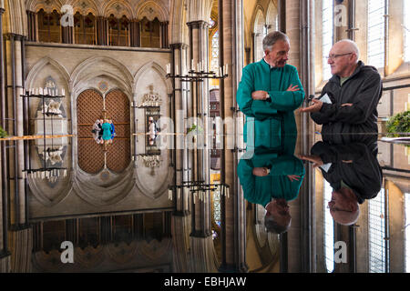 Kirche, offizielle & Besucher Diskussion sprechen & Reflexion / reflektieren / in "lebendiges Wasser" Schriftart zu reflektieren. Kathedrale von Salisbury. UK Stockfoto