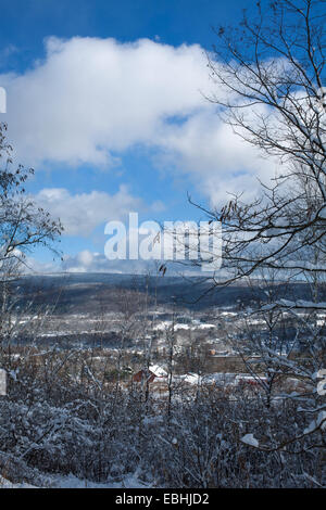 Geschwollene Wolken hängen über der Stadt von Adams in Massachusetts. Stockfoto