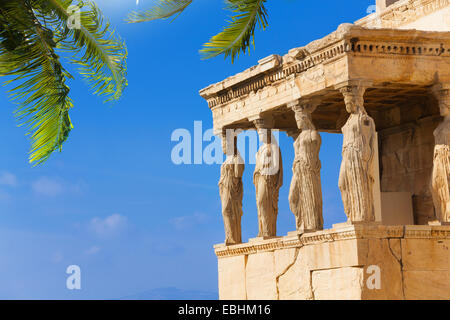 Schöne Aussicht auf Erechtheion mit Palm in Athen Stockfoto