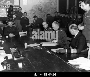 DEUTSCHE Kapitulation WW2 General Alfred Jodl unterzeichnet die Instrumente der bedingungslosen Kapitulation am Hauptquartier der SHAEF in Reims, 7. Mai 1945 Stockfoto