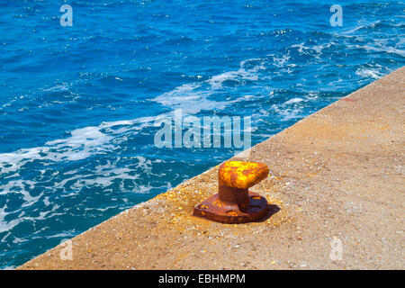 Seilen an einem dock Stockfoto