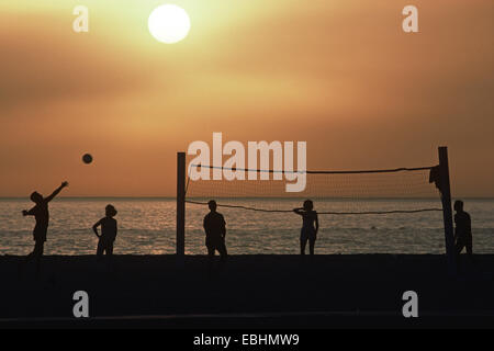 Beach-Volleyball bei Sonnenuntergang, Santa Monica, Kalifornien, USA Stockfoto