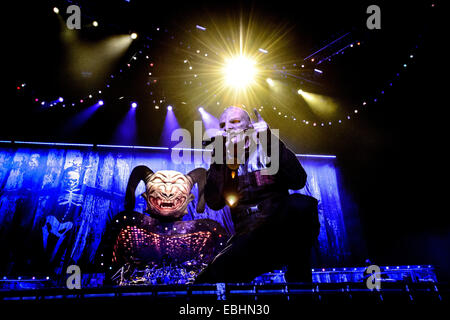 30. November 2014 - Toronto, Ontario, Kanada - amerikanische Metal-Band Slipknot im Air Canada Centre in Toronto während vorbereiten für Hölle Tour durchführt. Bandmitglieder: COREY TAYLOR, MICK THOMSON, JIM ROOT, CRAIG JONES, SID WILSON, SHAWN CRAHAN, CHRIS FEHN (Credit-Bild: © Igor Vidyashev/ZUMA Draht) Stockfoto