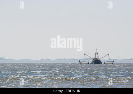 Angelboot/Fischerboot mit Netzen auf niederländischen Wattenmeer Stockfoto