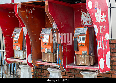 Öffentliche Telefone mit Graffiti, Miri, Malaysia Stockfoto