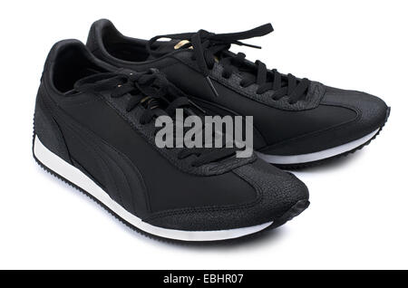 Schwarze Turnschuhe auf weißem Hintergrund Stockfoto