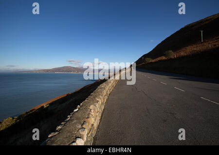 Stadt von Barmouth, Wales. Späten Herbst Blick auf einem Parkstreifen auf A493, mit der Stadt von Barmouth im fernen Hintergrund. Stockfoto