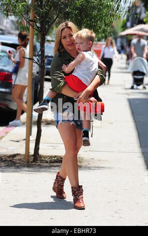 Hilary Duff, fährt mit Eistee in der Hand, Mittagessen um Joan ist an dritter Stelle mit Sohn Luca hält seine Chupa Chups Lutscher Featuring: Hilary Duff, Luca Cruz Comrie wo: Los Angeles, California, Vereinigte Staaten von Amerika bei: 29. Mai 2014 Stockfoto