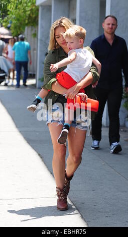 Hilary Duff, fährt mit Eistee in der Hand, Mittagessen um Joan ist an dritter Stelle mit Sohn Luca hält seine Chupa Chups Lutscher Featuring: Hilary Duff, Luca Cruz Comrie wo: Los Angeles, California, Vereinigte Staaten von Amerika bei: 29. Mai 2014 Stockfoto