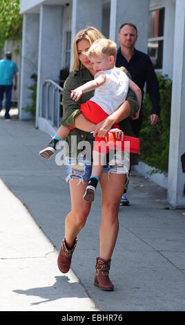 Hilary Duff, fährt mit Eistee in der Hand, Mittagessen um Joan ist an dritter Stelle mit Sohn Luca hält seine Chupa Chups Lutscher Featuring: Hilary Duff, Luca Cruz Comrie wo: Los Angeles, California, Vereinigte Staaten von Amerika bei: 29. Mai 2014 Stockfoto