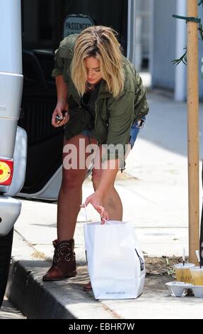 Hilary Duff, fährt mit Eistee in der Hand, Mittagessen um Joan ist an dritter Stelle mit Sohn Luca hält seine Chupa Chups Lutscher Featuring: Hilary Duff wo: Los Angeles, California, Vereinigte Staaten von Amerika bei: 29. Mai 2014 Stockfoto