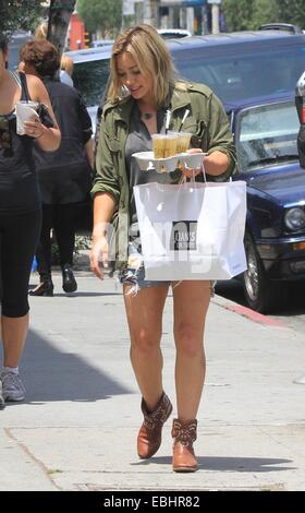 Hilary Duff, fährt mit Eistee in der Hand, Mittagessen um Joan ist an dritter Stelle mit Sohn Luca hält seine Chupa Chups Lutscher Featuring: Hilary Duff wo: Los Angeles, California, Vereinigte Staaten von Amerika bei: 29. Mai 2014 Stockfoto