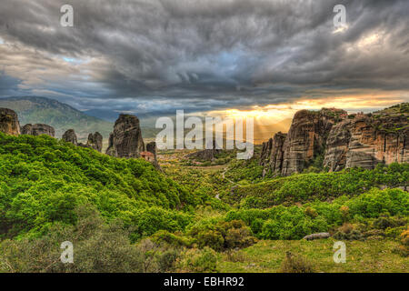 Klöster auf der Oberseite Riesen Felsen scheinen Wunder und Meteora eines der spektakulärsten Orte in Griechenland zu machen. Stockfoto