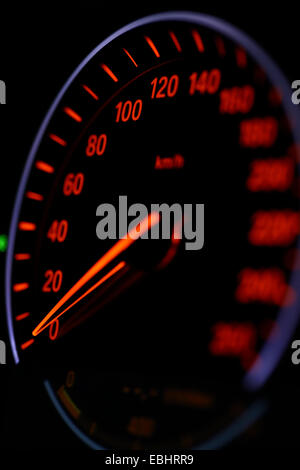 Schuss von einem Tachometer im Auto, in der Nacht hautnah. Stockfoto