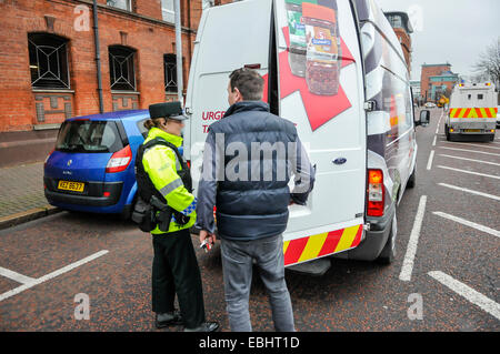 Belfast, Nordirland. 1. Dezember 2014 - prüft PSNI Offizier den Inhalt eines Lieferwagens an einem temporären Fahrzeug-Checkpoint.  Es kommt nach ACC Will Kerr warnt davor, dass Dissidenten Republikaner starten einen Bombenanschlag oder Kampagne während der Weihnachtszeit zu töten wollen. Bildnachweis: Stephen Barnes/Alamy Live-Nachrichten Stockfoto