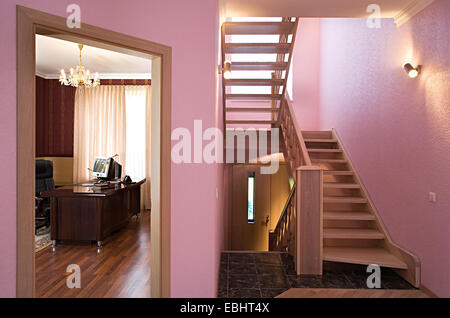 Holztreppe, Leiter im modernen Luxus-Haus. Vorraum, Flur drinnen Treppenstufen Leiter Haus Wohnetage Stockfoto