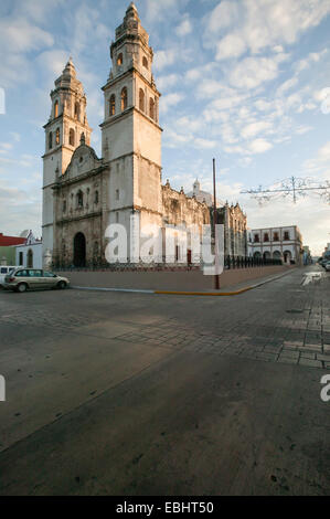 Blick auf die Kathedrale von Campeche in einem Winkel berücksichtigt sowohl die vorderen und seitlichen Blick sowie 55. und 10. Straße zu gehören, Campeche Mexiko. Stockfoto