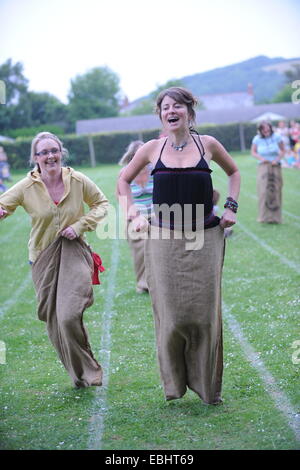 Mütter in einem Sack Rennen an einem Schultag Sport Stockfoto