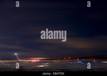 Lichtspuren von Airliner abnehmen in der Nacht vom Flughafen Skavsta, Schweden. Stockfoto