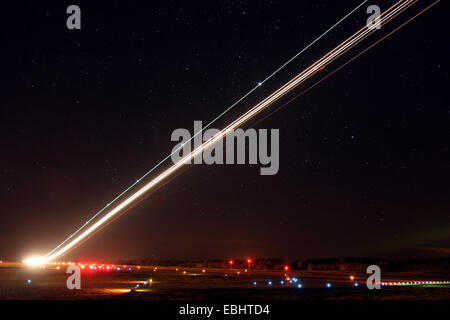 Lichtspuren von Airliner abnehmen in der Nacht vom Flughafen Skavsta, Schweden. Stockfoto