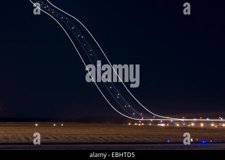 Lichtspuren von Airliner abnehmen in der Nacht vom Flughafen Skavsta, Schweden. Stockfoto