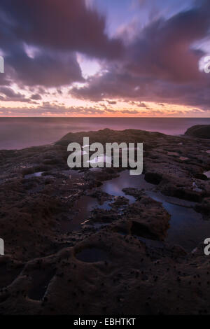 Vertikales Bild heiteren Gezeiten-Pools und geschwungenen Wolken bei Sonnenuntergang in der Nähe von Sunset Cliffs San Diego in Kalifornien Stockfoto