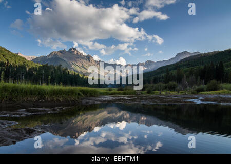 San Juan Berge wunderschön spiegelt sich in einem Teich in den Colorado Rockies Stockfoto