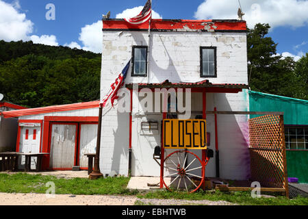 Geschlossene Zeichen und alte Wagen vor Haus Rad / store in der Nähe von Gettysburg, Pennsylvania, USA Stockfoto