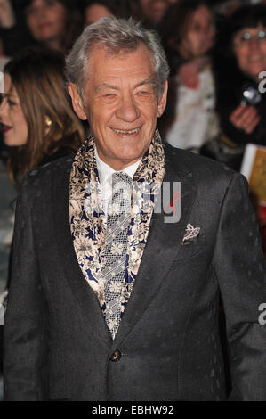 London, UK. 1. Dezember 2014. Ian McKellen besucht die UK-Premiere von "Hobbit" an Empire Leciester Square. Bildnachweis: Ferdaus Shamim/ZUMA Draht/Alamy Live-Nachrichten Stockfoto