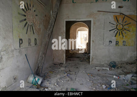 Verlassene Hauptquartier der P.R.D. Partei der demokratischen Revolution in einem zerfallenden spanischen Kolonialhaus, Campeche, Mexiko. Stockfoto