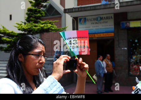 Ein Mädchen Filme ein Protest März fordern Gerechtigkeit für die 43 vermissten Studenten in Mexiko auf ihrem LG smart Phone, La Paz, Bolivien Stockfoto