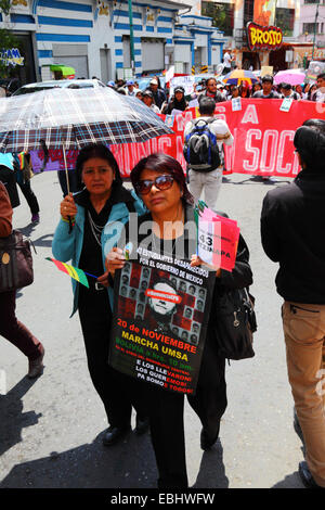 Eine Frau trägt ein Banner, das die Freilassung der 43 vermissten Studenten in Mexiko und den Rücktritt des mexikanischen Präsidenten La Paz, Bolivien, fordert Stockfoto