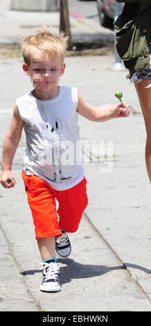 Hilary Duff, fährt mit Eistee in der Hand, Mittagessen um Joan ist an dritter Stelle mit Sohn Luca hält seine Chupa Chups Lutscher Featuring: Luca Cruz Comrie wo: Los Angeles, California, Vereinigte Staaten von Amerika bei: 29. Mai 2014 Stockfoto