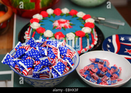 4th. Juli Kuchen und Tootsie-Brötchen und andere Süßigkeiten in Amerika Fahnenwickler in Schalen, USA Stockfoto