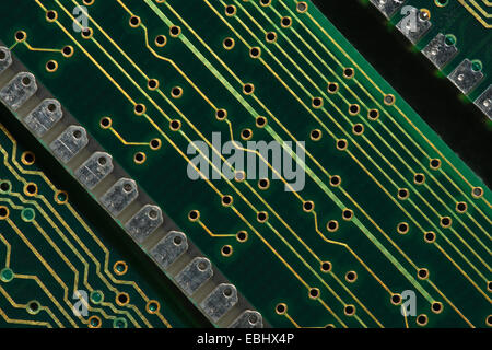 Elektrischen Bauteile von Leiterplatten auf der Makroebene RAM Oberfläche montieren Technologie golden gedruckt Durchführung Stockfoto