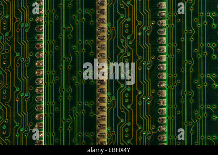 Elektrischen Bauteile von Leiterplatten auf der Makroebene RAM Oberfläche montieren Technologie golden gedruckt Durchführung Stockfoto