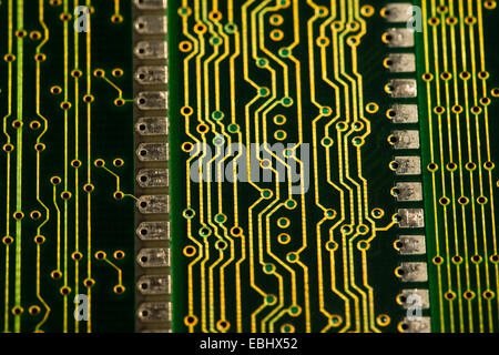 Elektrischen Bauteile von Leiterplatten auf der Makroebene RAM Oberfläche montieren Technologie golden gedruckt Durchführung Stockfoto