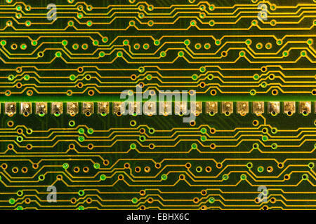 Elektrischen Bauteile von Leiterplatten auf der Makroebene RAM Oberfläche montieren Technologie golden gedruckt Durchführung Stockfoto