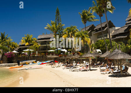 Mauritius, Grand Gaube Touristen Sonnenbaden auf Veranda Paul et Virginie Hotel &amp; Spa Strand Stockfoto