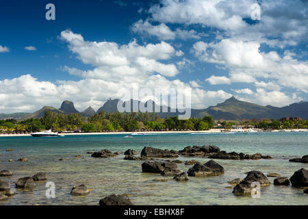 Mauritius, Pointe Aux Piments, Mount Pieter Both und Küsten-Berge von Turtle Bay Stockfoto