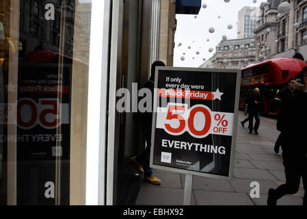 Schwarzer Freitag Verkauf Zeichen in Schaufenstern in der Oxford Street, London Stockfoto