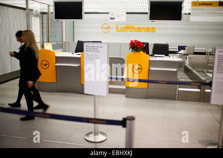 Berlin, Deutschland. 1. Dezember 2014. Zwei Mitarbeiter Fuß von Lufthansas Check-in Schalter im Flughafen Tegel, Berlin, Deutschland, am 1. Dezember 2014. Deutsche Lufthansa, sagte am Montag, dass es fast die Hälfte der geplanten Flüge am Montag und Dienstag aufgrund eines Streiks der Piloten abgebrochen hatte. © Zhang Fan/Xinhua/Alamy Live-Nachrichten Stockfoto