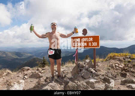 Läufer erreicht den Gipfel während der Mt Taylor 50k am 27. September 2014 Stockfoto