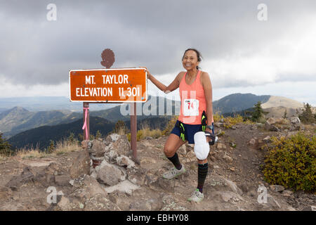 Läufer erreicht den Gipfel während der Mt Taylor 50k am 27. September 2014 Stockfoto