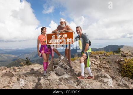 Gordy Ainsleigh auf dem Gipfel während der Mt Taylor 50k am 27. September 2014 Stockfoto