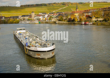 Deutschland Franconia Würzburg Würzburg Frachter Massengutfrachter kurz vor der Schleuse an der alten Main-Brücke Stockfoto