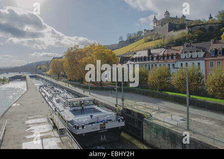 Franconia Würzburg Würzburg-Frachter-Bulk-Carrier in der Schleuse auf die Alte Brücke Marienberg Hauptburg Stockfoto