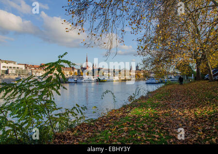 Deutschland, Franken, Würzburg, Würzburg, Mainufer, Blick über den Main auf die Türme der Altstadt, Herbst Stockfoto